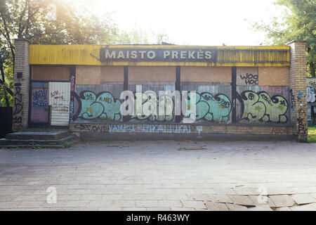 Sowjetzeit Food Store in Vilnius Wohngebiet aufgegeben Stockfoto