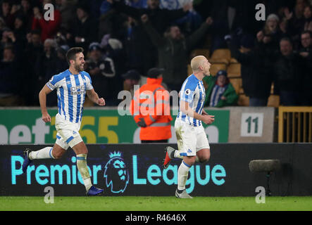 Die Huddersfield Town Aaron Mooy (rechts) feiert das zweite Ziel seiner Seite des Spiels mit Team scoring-mate Tommy Smith während der Premier League Spiel im Molineux, Wolverhampton. Stockfoto