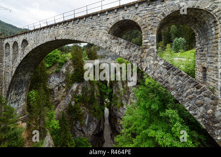 Zwei Brücken über Gorge Schlucht von Solis Fluss mit weißen Wasser Stockfoto