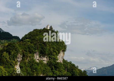 St Saint Sankt Georgen San George Georgs Kapelle Kapelle auf einer hohen Klippe über dem Schweizer Dorf Berschis Stockfoto