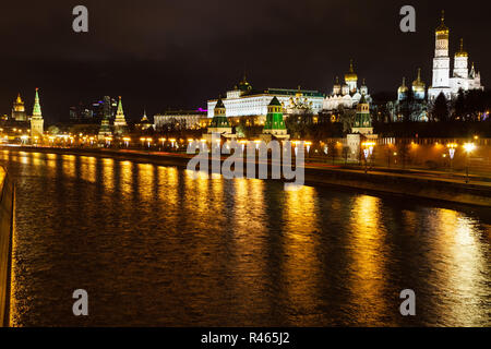 Blick auf den Kreml und den Fluss Moskwa in Moskau Stockfoto