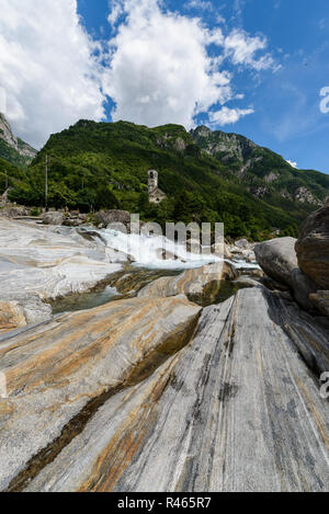 Canyon des Flusses Verzasca und Chiesa di Santa Maria degli Angeli in Schweizer Lavertezzo Dorf Stockfoto