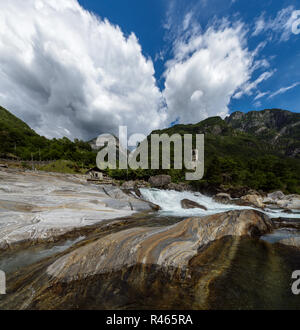 Canyon des Flusses Verzasca und Chiesa di Santa Maria degli Angeli in Schweizer Lavertezzo Dorf Stockfoto