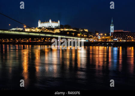 Schloss und der Martinskirche und SNP-Brücke ist die Spiegelung in Donau, Slowakische Republik. Nacht Foto. Reiseland. Stockfoto