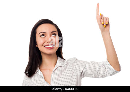 Junge weibliche Mitarbeiter nach oben zeigt Stockfoto