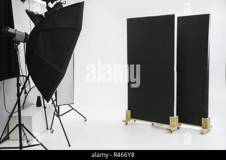 Leere Fotostudio mit professioneller Beleuchtung Stockfoto