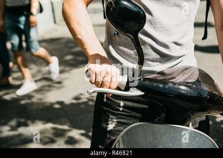 Der Tourist wird einen Elektroroller zu verwenden. Beliebte Fahrzeug in Berlin in Deutschland. Stockfoto