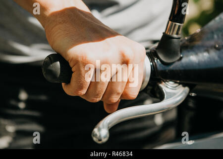 Der Tourist wird einen Elektroroller zu verwenden. Close-up Hand. Beliebte Fahrzeug in Berlin in Deutschland. Stockfoto