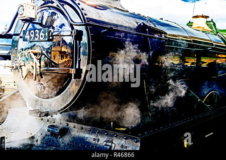 Alte englische Lokomotive - GWR4900 Klasse Nr. 24527 "Kinlet Hall'; Dampflokomotive in Kingswear - Dartmouth Steam Railway Stockfoto