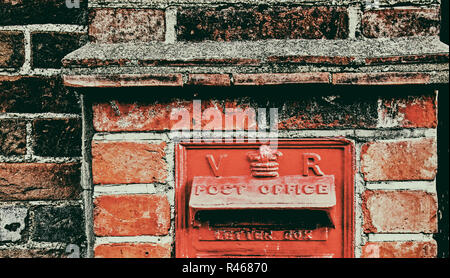 Viktorianischer Briefkasten in eine Mauer, Marlow, zeigt die cipher VR für die Herrschaft der Königin Victoria Stockfoto