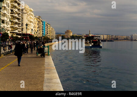 Thessaloniki, Griechenland - 24. November 2018. Panoramablick auf den Hafen von Thessaloniki mit Weißen Turm Stockfoto