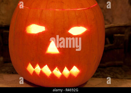 Halloween Kürbis mit T Licht im Inneren Stockfoto