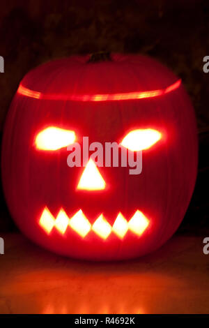 Halloween Kürbis mit T Licht im Inneren Stockfoto