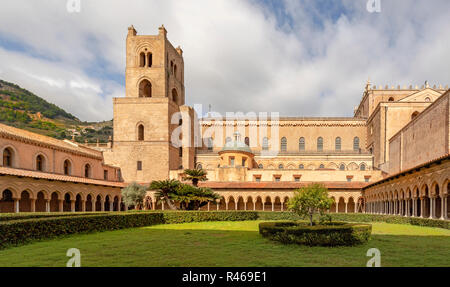 Blick auf die Kathedrale von Monreale vom Kreuzgang Innenhof (1174-1178), Sizilien, Italien, ein Prunkstück der normannischen Architektur. Stockfoto