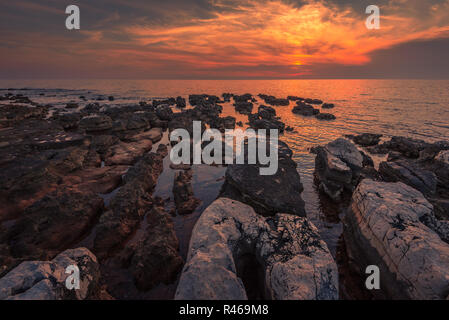 Sonnenuntergang über dem Meer Stockfoto