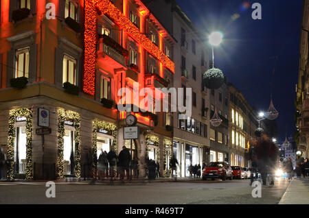 Weihnachten Street und store Verzierungen, die auf berühmten Modemeile Via Montenapoleone, in Mailand. Cartier Luxus shop Stockfoto