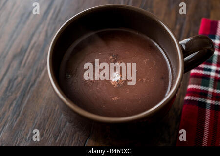 Hausgemachte Spicy Hot Chocolate in Große braune Schale. Organische Dessert mit Cacaco. Stockfoto