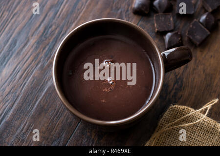 Hausgemachte Spicy Hot Chocolate in Große braune Schale. Organische Dessert mit Cacaco. Stockfoto