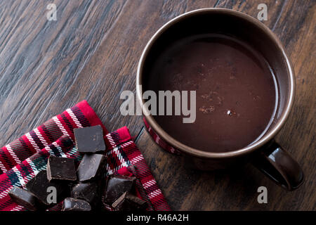 Hausgemachte Spicy Hot Chocolate in Große braune Schale. Organische Dessert mit Cacaco. Stockfoto