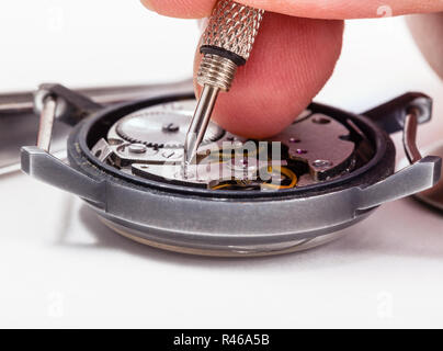 Sehen Sie sich die Werkstatt Reparaturen alte Uhr Nahaufnahme Stockfoto