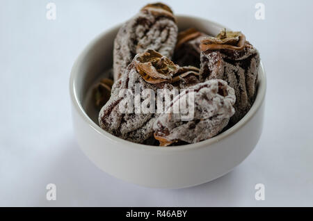 Getrocknete Dattel auf weißem Hintergrund, Nahaufnahme, isoliert, Ansicht von oben. Stockfoto