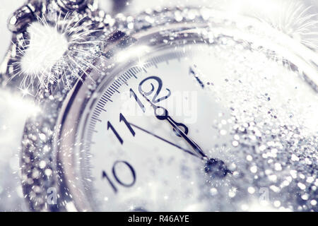 Alte Uhr nach Mitternacht - Neues Jahr Konzept Stockfoto