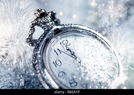 Alte Uhr nach Mitternacht - Neues Jahr Konzept Stockfoto