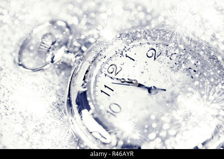 Alte Uhr nach Mitternacht - Neues Jahr Konzept Stockfoto