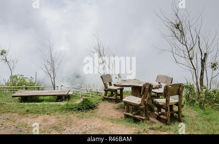 Tisch und Stühle im nebligen Morgen Stockfoto