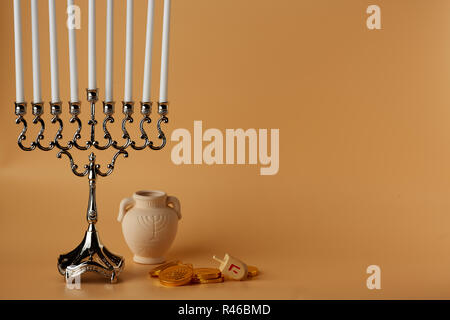 Bild der jüdische Feiertag Hanukkah mit menora und Holz Dreidel, Kanne, Münzen Stockfoto