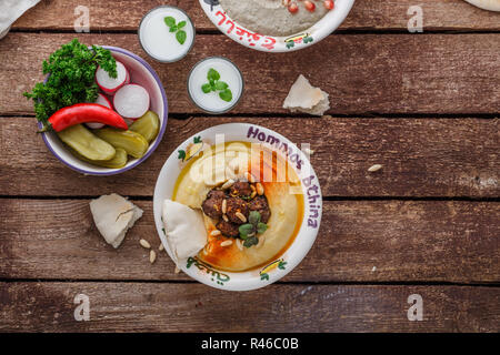 Hummus, Baba ganoush, Gemüse top anzeigen, kopieren. Stockfoto