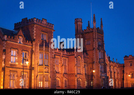 Fassade der Lanyon Gebäude, Queen's University, Belfast, Nordirland in der Nacht. Stockfoto