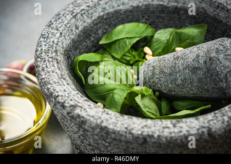 Die Basilikum Pesto im Mörser aus Granit. Stockfoto