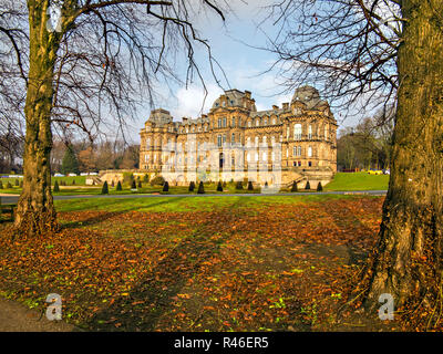 Die Bowes Museum im Teesdale Marktstadt Barnard Castle County Durham von John und Josephine Bowes 1869 im Stil eines französischen Schlosses gegründet. Stockfoto