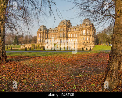 Die Bowes Museum im Teesdale Marktstadt Barnard Castle County Durham von John und Josephine Bowes 1869 im Stil eines französischen Schlosses gegründet. Stockfoto