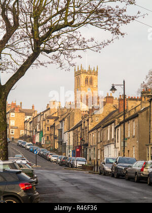 Autos entlang der Hauptstraße im Teesdale Marktstadt Barnard Castle County Durham England UK geparkt Stockfoto