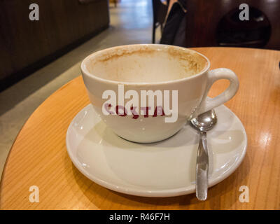Leer Kaffee Tasse Cappuccino in der High Street Cafe von Costa Coffee Stockfoto