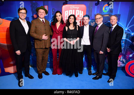 (Von links nach rechts) Phil Johnston, John C. Reilly, Gal Gadot, DanielTDM, Rich Moore und Clark Spencer die Ralph Pausen im Internet europäische Premiere im Curzon Mayfair, London statt. Stockfoto