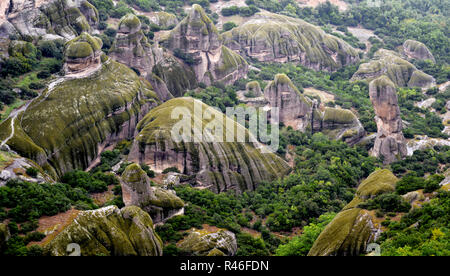 Meteora, Griechenland. Die einzigartige geologische Phänomen der Landschaft mit gewaltigen senkrechten Felsen. Wunder der Natur. Stockfoto