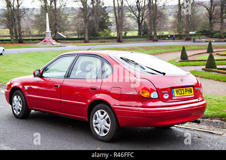 Toyota Corolla VVTI GS Y eingetragen von klassischen japanischen Familie Limousine 2001 in Rot Stockfoto