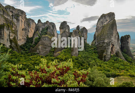 Meteora, Griechenland. Die einzigartige geologische Phänomen der Landschaft mit gewaltigen senkrechten Felsen. Wunder der Natur. Stockfoto