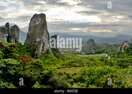 Meteora, Griechenland. Die einzigartige geologische Phänomen der Landschaft mit gewaltigen senkrechten Felsen. Wunder der Natur. Stockfoto