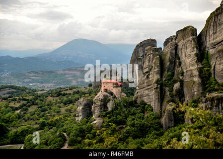 Meteora, Griechenland. Die einzigartige geologische Phänomen der Landschaft mit gewaltigen senkrechten Felsen. Wunder der Natur. Stockfoto