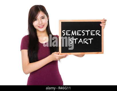 Asiatische Frau halten mit der leeren Tafel zeigt semester Start an Bord Stockfoto