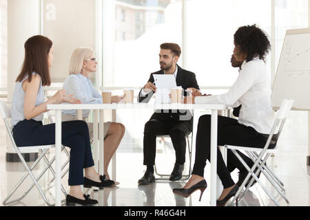 Diverse Geschäftsleute Gruppe Vertrag Papier verhandeln diskutieren Stockfoto