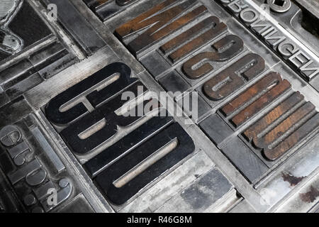 Nahaufnahme der invertierten Metall Buchstaben für die Einstellung auf einem alten Heidelberger Druckmaschine. Stockfoto