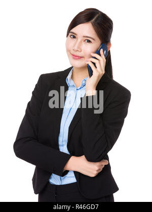 Sprechen Sie asiatische Geschäftsfrau mit Handy Stockfoto