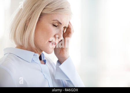 Müde umgekippt Reife alte Geschäftsfrau leiden unter starken chron Stockfoto