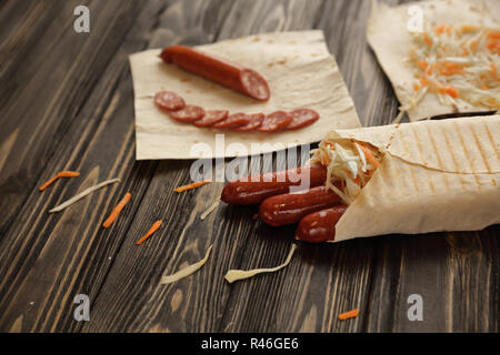 Geräucherte Wurst in Fladenbrot gewickelt. Foto mit Kopie Raum Stockfoto