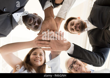 Diverse Business Team Hände zusammen als Konzept der teambuild Stockfoto
